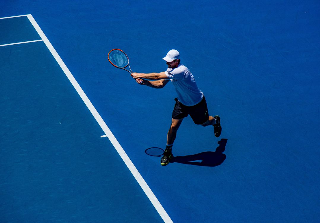 Hombre Con Camisa Blanca y Pantalón Negro Jugando al Tenis. Wallpaper in 5268x3662 Resolution