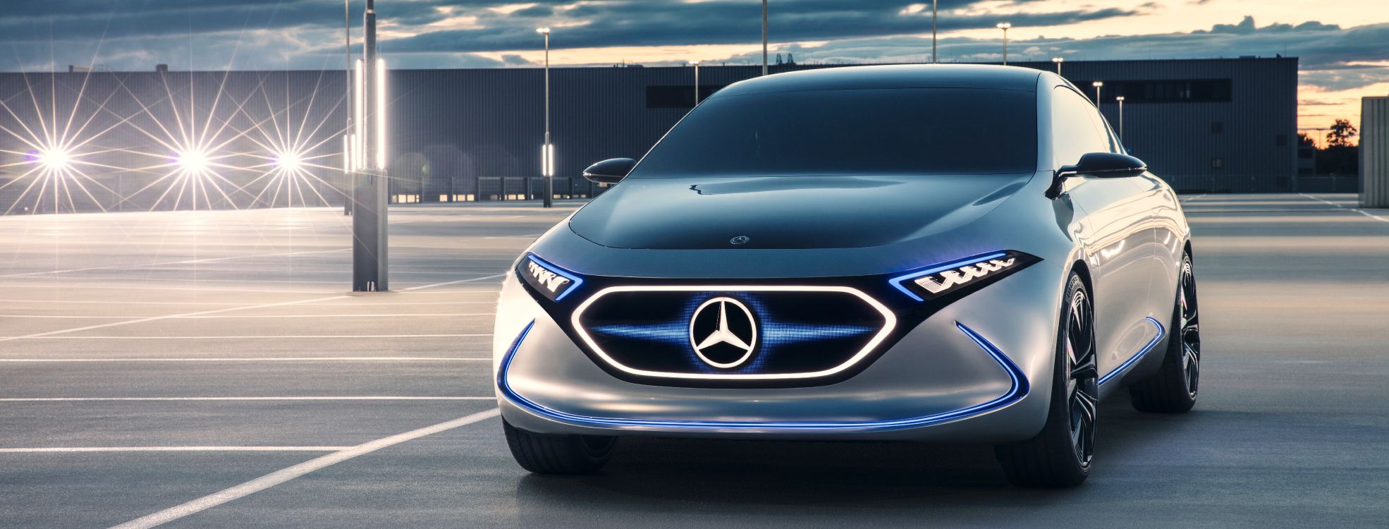 Graues Mercedes Benz Auto Unterwegs On. Wallpaper in 8688x3307 Resolution