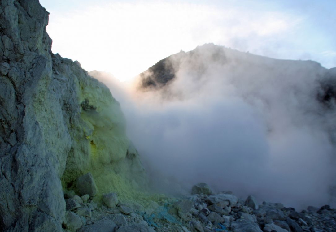 Montagne Rocheuse Grise Avec Brouillard. Wallpaper in 3168x2188 Resolution
