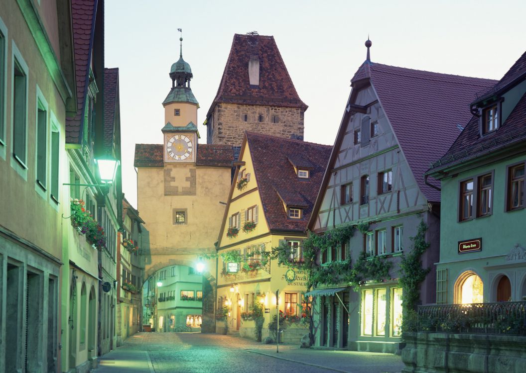 Braunes Und Schwarzes Betongebäude Tagsüber. Wallpaper in 2950x2094 Resolution