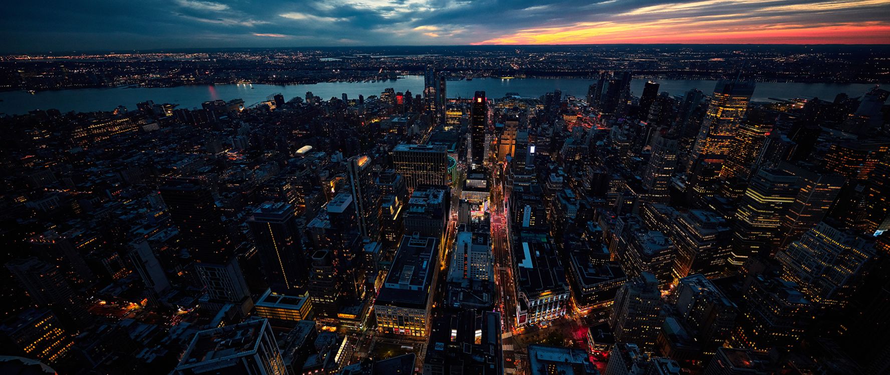 Vue Aérienne Des Bâtiments de la Ville Pendant la Nuit. Wallpaper in 2560x1080 Resolution
