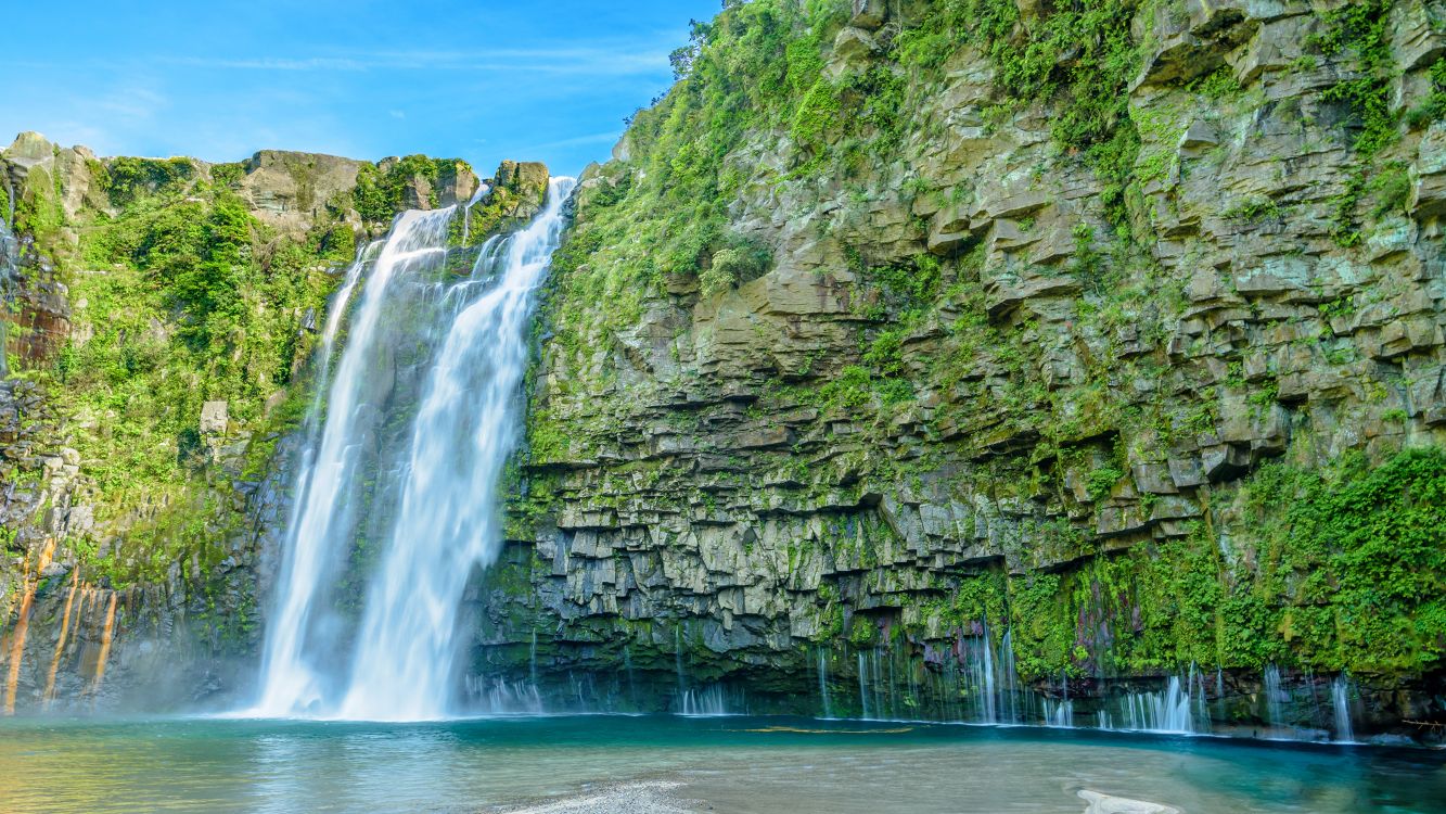 El Agua Cae Sobre la Montaña Rocosa Durante el Día.. Wallpaper in 3840x2160 Resolution