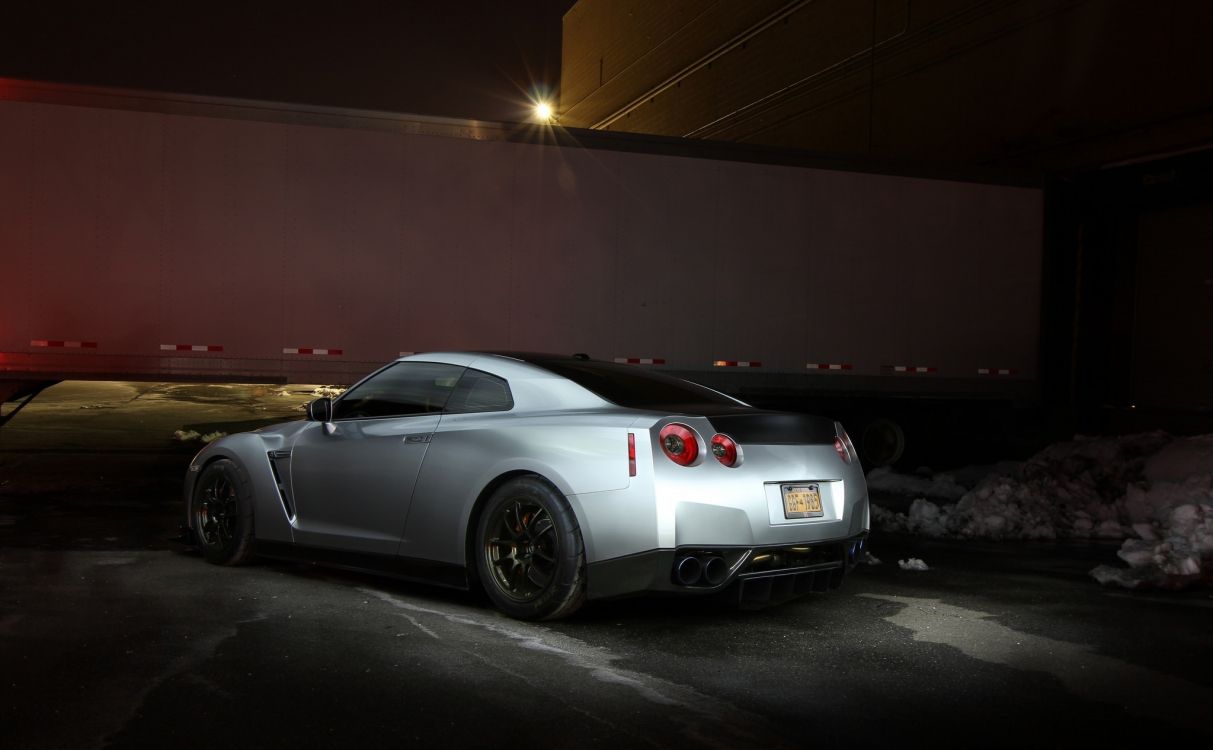 Porsche 911 Blanco Estacionado en el Garaje. Wallpaper in 2048x1266 Resolution