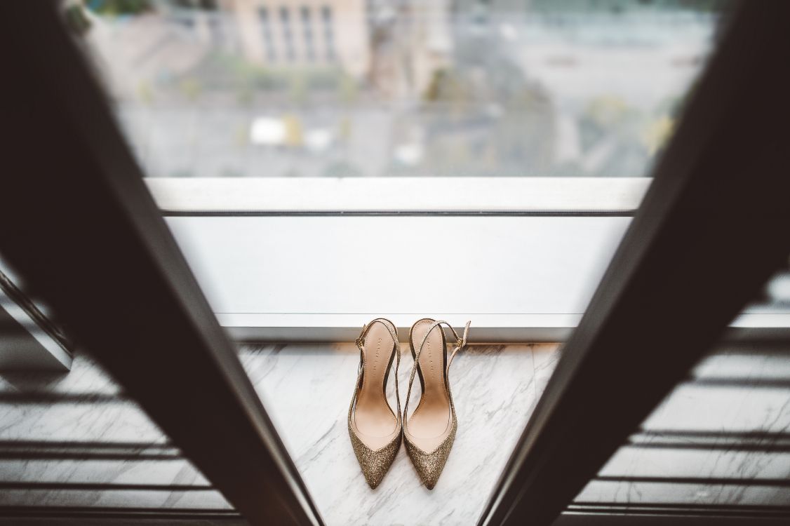 Sandalias Peep Toe Marrones y Blancas. Wallpaper in 4928x3280 Resolution