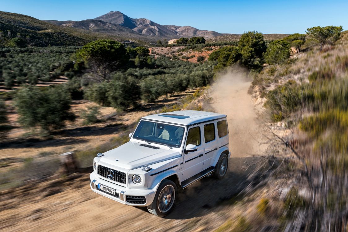 Suv Blanc Sur Chemin de Terre Pendant la Journée. Wallpaper in 4096x2731 Resolution