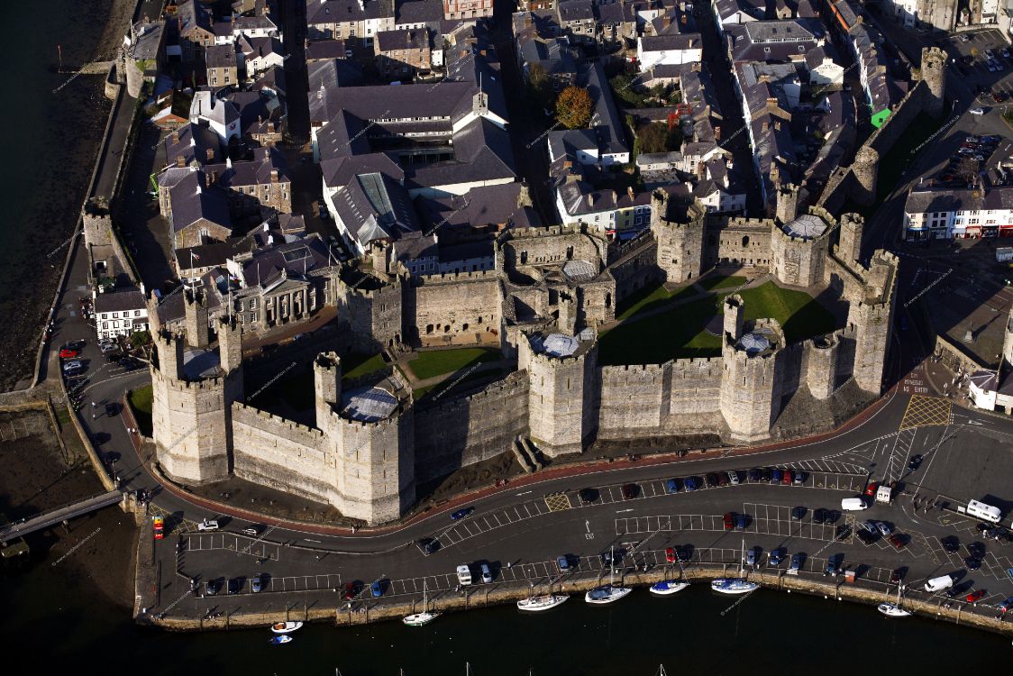 Vue Aérienne Des Bâtiments de la Ville Pendant la Nuit. Wallpaper in 4368x2912 Resolution