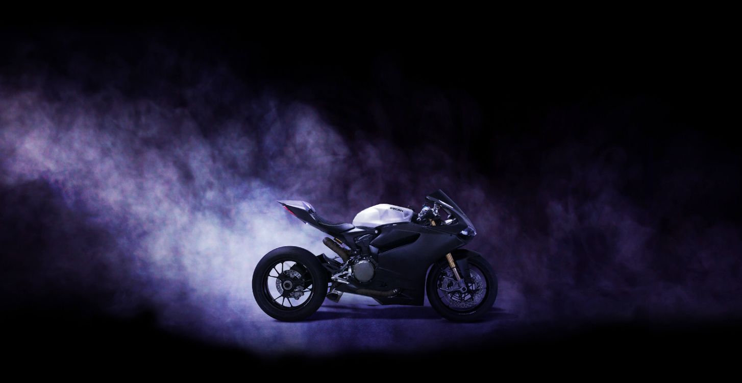 Moto Noir et Argent Dans Une Pièce Sombre. Wallpaper in 5120x2640 Resolution