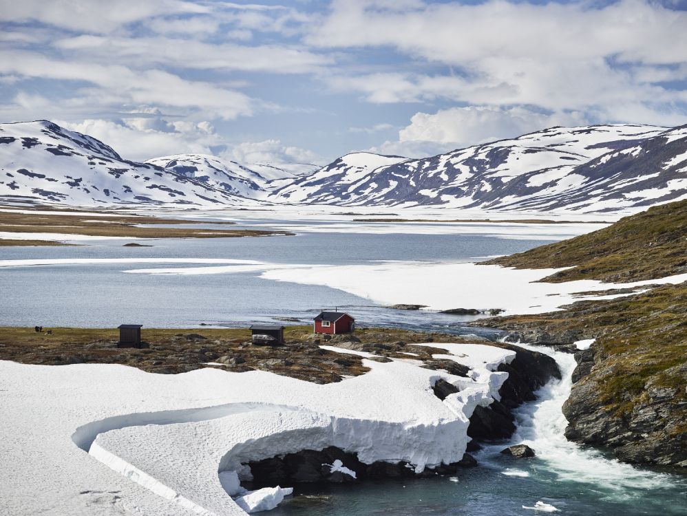 Montagne Couverte de Neige Près D'un Plan D'eau Pendant la Journée. Wallpaper in 3500x2630 Resolution