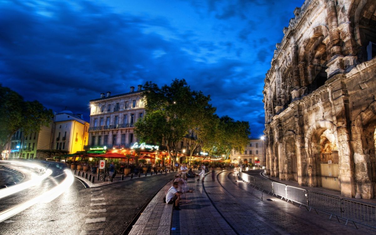 Gente Caminando en la Acera Cerca Del Edificio Durante el Día. Wallpaper in 2560x1600 Resolution