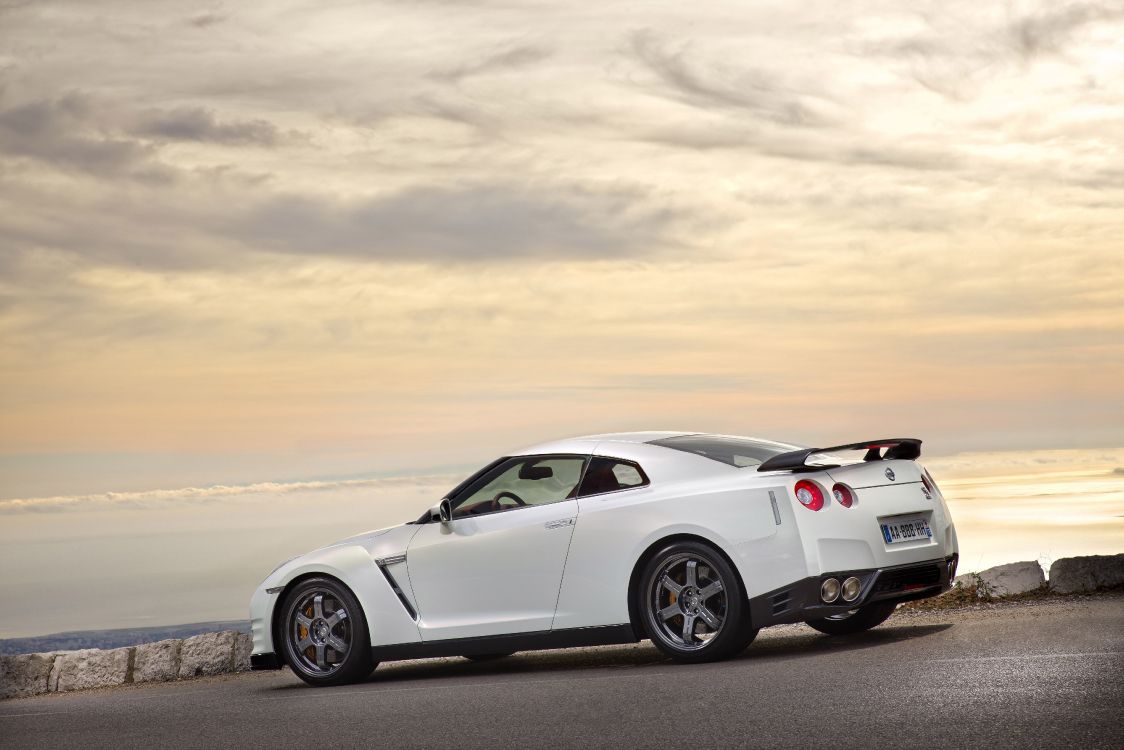 Porsche 911 Blanco en la Playa Durante el Día. Wallpaper in 5200x3467 Resolution