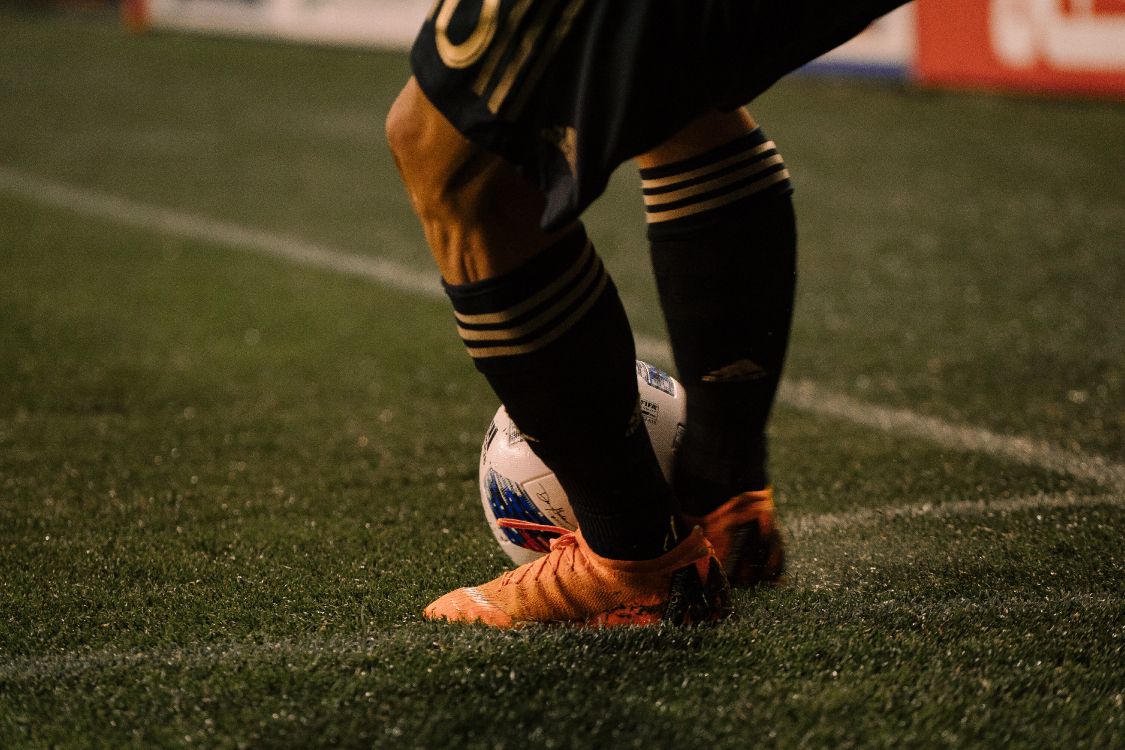 Person im Schwarz-weiß Gestreiften Fußballtrikot. Wallpaper in 6000x4000 Resolution