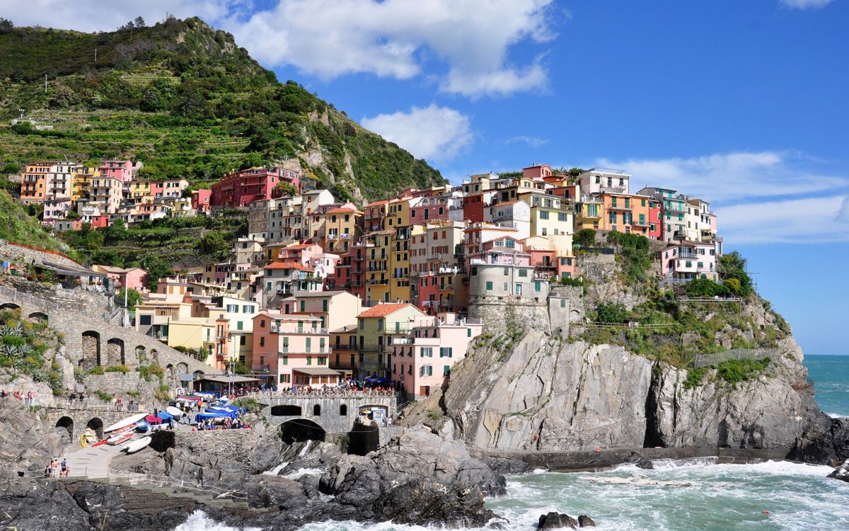 Häuser Auf Dem Berg in Der Nähe Von Gewässern Tagsüber. Wallpaper in 2560x1600 Resolution