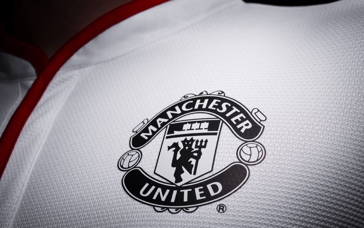 el Manchester United f c, Blanco, Logotipo, Emblema, Jersey. Wallpaper in 3840x2400 Resolution