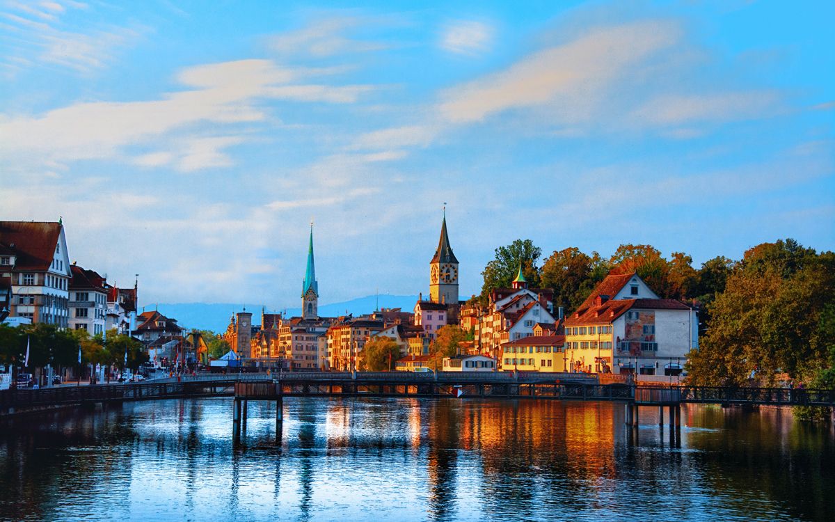 Bâtiment en Béton Marron et Blanc Près D'un Plan D'eau Pendant la Journée. Wallpaper in 2560x1600 Resolution