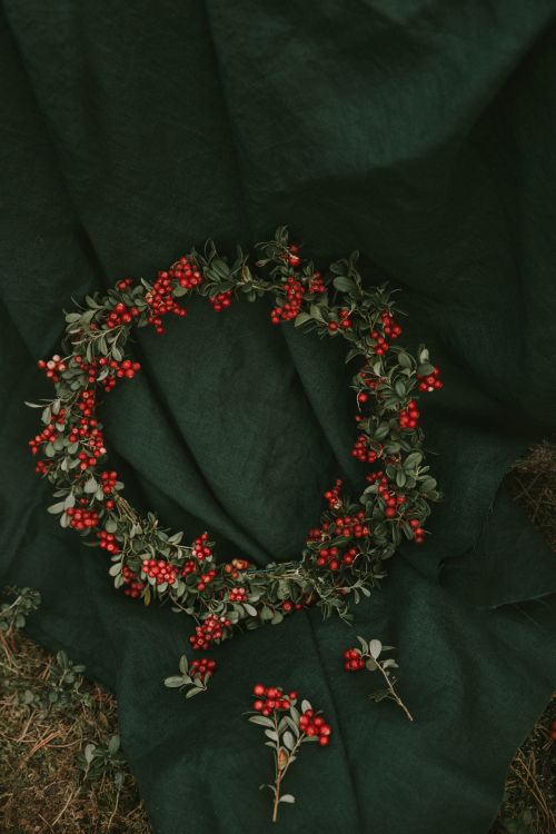 Couronne de Fleurs Rouge et Verte. Wallpaper in 4912x7360 Resolution