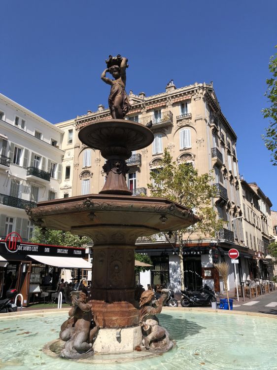 Brunnen, Wasser, Tourismus, Statue, Stadt. Wallpaper in 1536x2048 Resolution