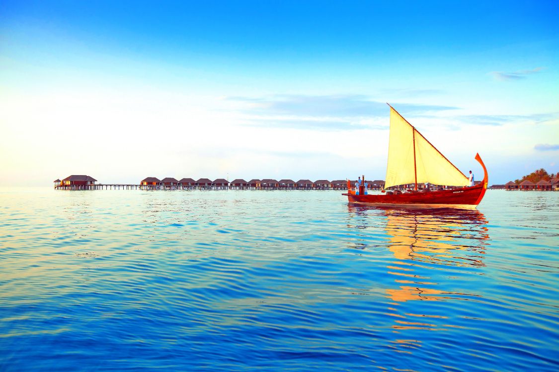 Velero Rojo en el Mar Durante el Día. Wallpaper in 5616x3744 Resolution
