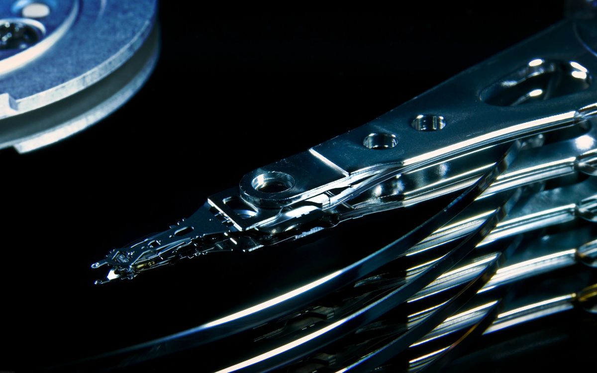 Nagelschneider Aus Edelstahl Auf Schwarzer Oberfläche. Wallpaper in 2560x1600 Resolution