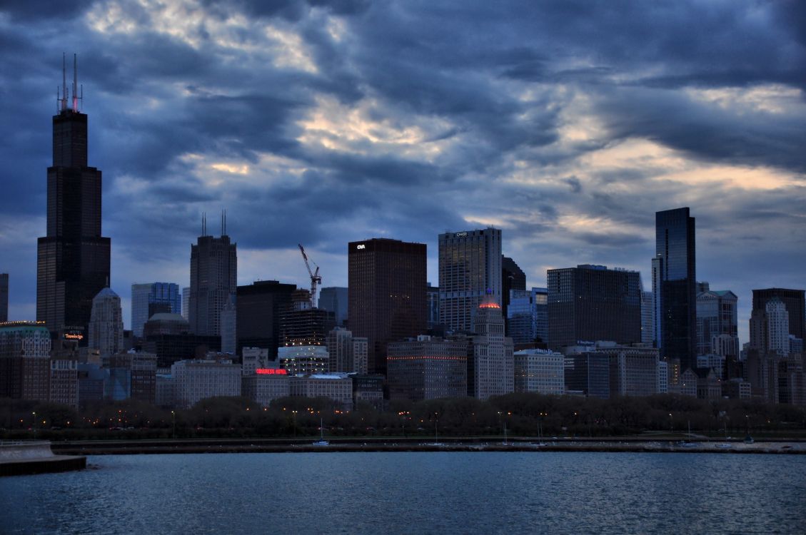 Skyline Der Stadt Unter Bewölktem Himmel Tagsüber. Wallpaper in 2560x1700 Resolution