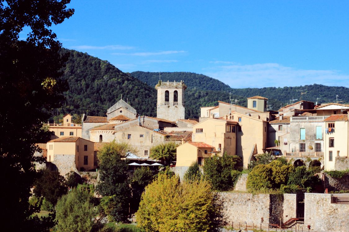 Weißes Betongebäude in Der Nähe Von Grünen Bäumen Tagsüber. Wallpaper in 3456x2304 Resolution