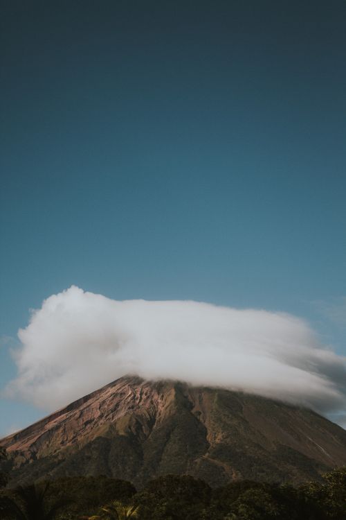 Montaña Marrón Bajo un Cielo Azul Durante el Día. Wallpaper in 2592x3888 Resolution