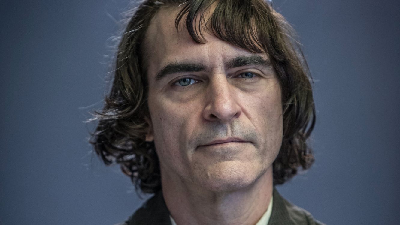 Mann im Grünen Hemd Mit Kragen. Wallpaper in 2667x1501 Resolution