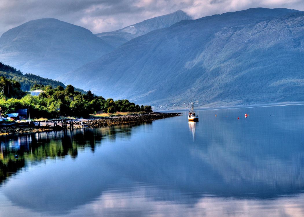 Hombre Con Camisa Blanca Montando en Bote Blanco en el Lago Durante el Día. Wallpaper in 3252x2319 Resolution