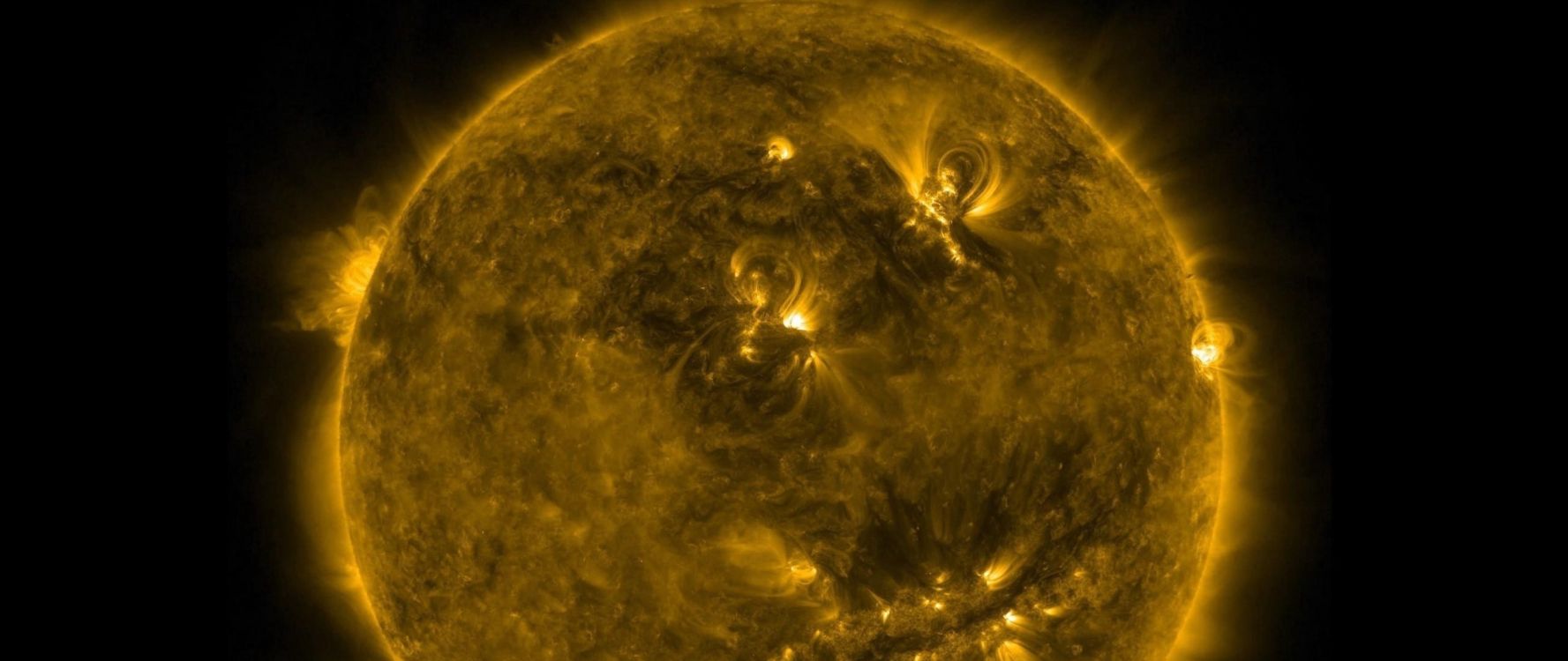 Illustration de la Planète Jaune et Noire. Wallpaper in 2560x1080 Resolution