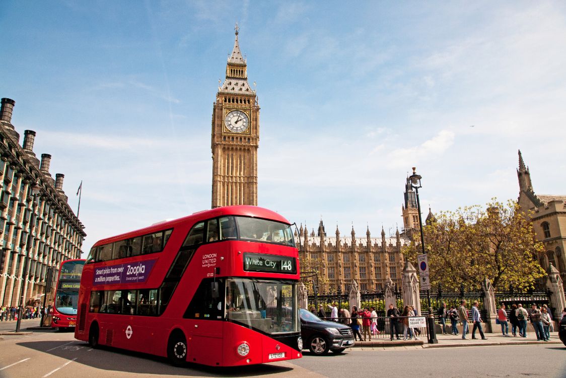 Bus à Impériale Rouge Sur la Route Près de Big Ben Pendant la Journée. Wallpaper in 4368x2912 Resolution