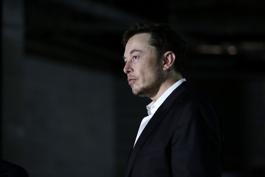 Elon Musk, Rettung Aus Der Tham-Luang-Höhle, Anzug, Kaufmann, Unternehmer. Wallpaper in 5760x3840 Resolution