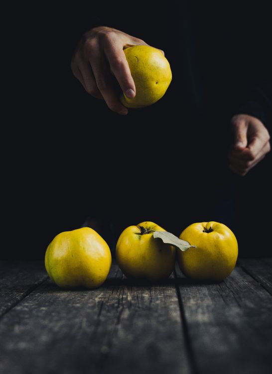 Manzana Amarilla Sobre Mesa de Madera Negra. Wallpaper in 4000x5493 Resolution