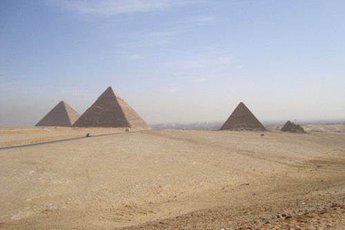 Image brown pyramid under blue sky during daytime