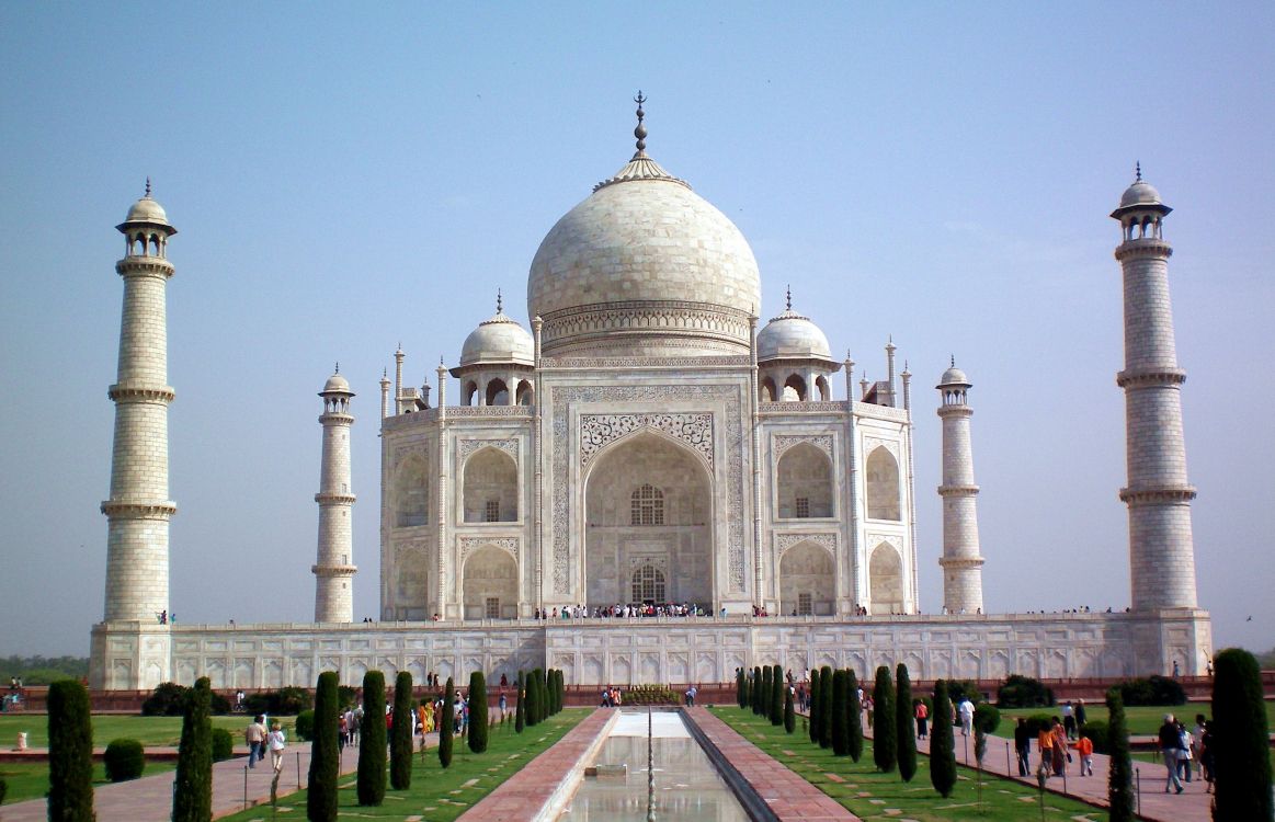 Personnes Marchant Sur un Bâtiment en Béton Blanc Pendant la Journée. Wallpaper in 3264x2104 Resolution