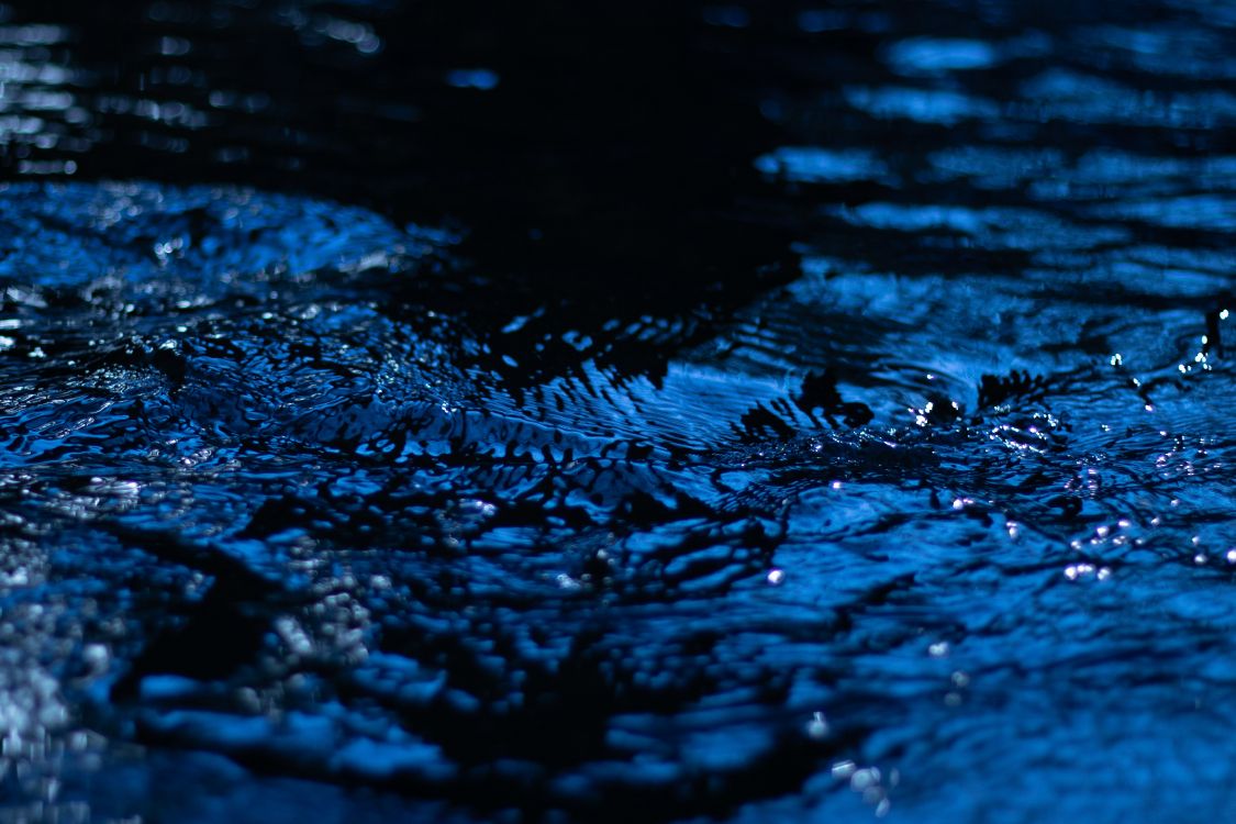 Gouttes D'eau Sur le Plan D'eau. Wallpaper in 5009x3339 Resolution