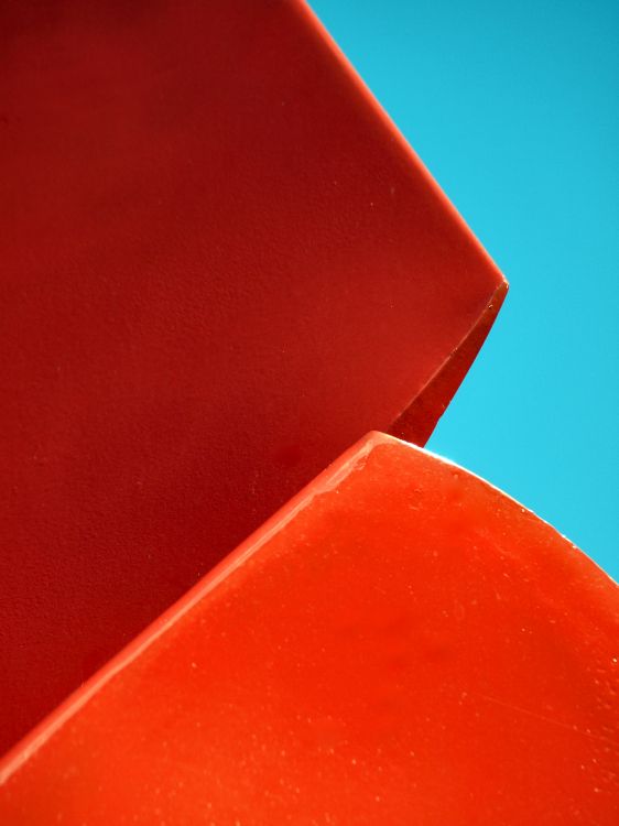 Rotes Und Blaues Plastikspielzeug. Wallpaper in 2736x3648 Resolution