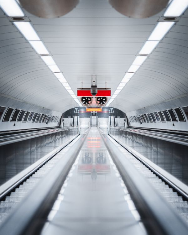 Tren Rojo y Blanco en el Túnel. Wallpaper in 3600x4500 Resolution