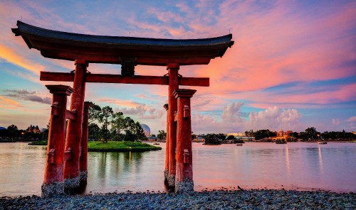 Image brown wooden arch on lake during daytime