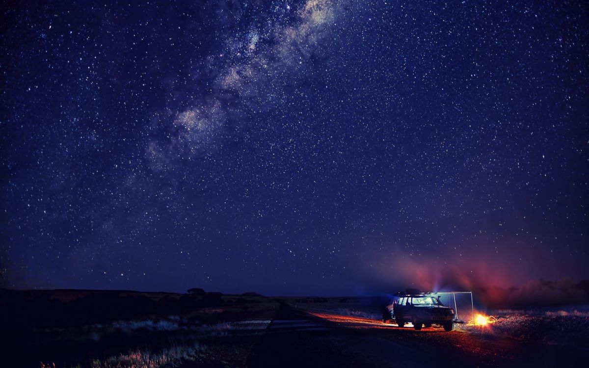 Voiture Blanche Sur Route Pendant la Nuit. Wallpaper in 2560x1600 Resolution