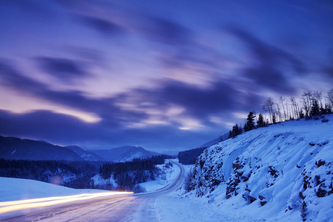 Schneebedeckter Berg Unter Bewölktem Himmel Tagsüber. Wallpaper in 2048x1365 Resolution