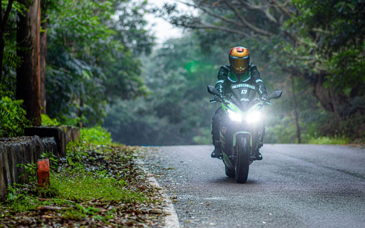 Lluvia de Moto, Casco de la Motocicleta, Motocicleta, Kawasaki Ninja H2, Motociclismo. Wallpaper in 3840x2400 Resolution