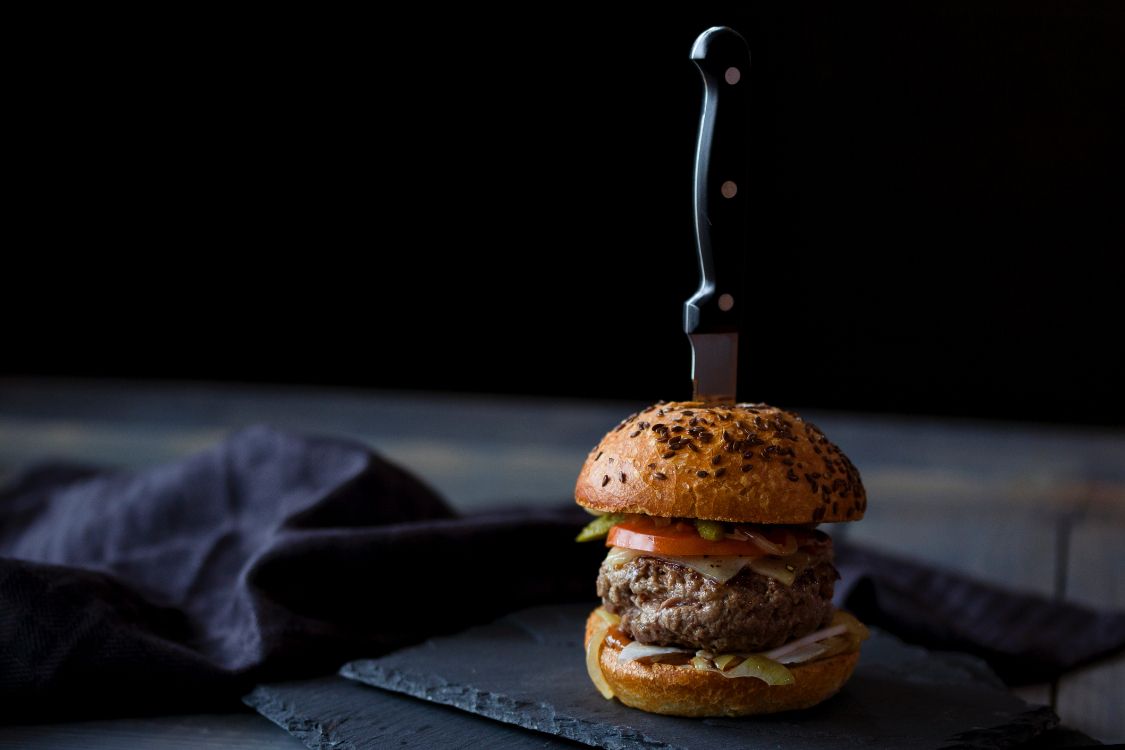 Hamburguesa en Textil de Cuero Negro. Wallpaper in 5760x3840 Resolution