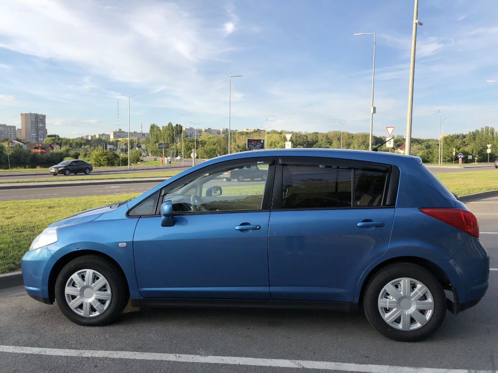 Suv Azul Sobre la Carretera de Asfalto Gris Durante el Día. Wallpaper in 4032x3024 Resolution