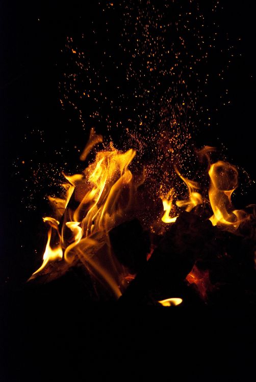 Fuego en Medio de la Oscuridad. Wallpaper in 2592x3872 Resolution