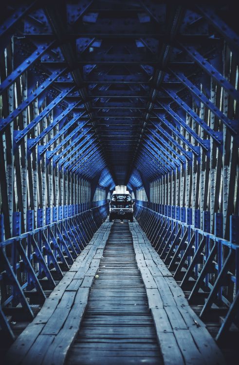 Gente Caminando en el Pasillo Durante el Día. Wallpaper in 3398x5184 Resolution