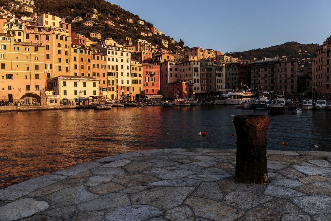 Personnes Marchant Sur le Trottoir Près D'un Plan D'eau Pendant la Journée. Wallpaper in 4500x3000 Resolution