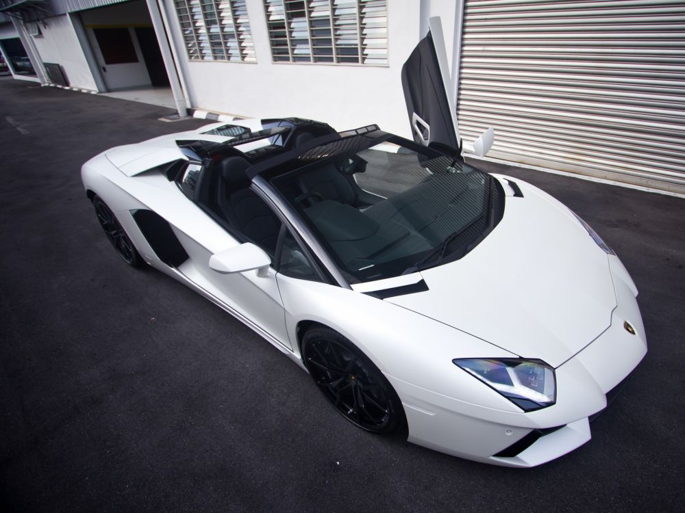 Porsche 911 Blanco Estacionado Cerca Del Edificio Blanco. Wallpaper in 2048x1536 Resolution