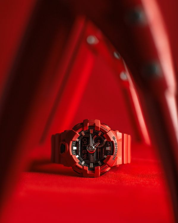 Schwarze Und Silberne Runde Analoge Uhr. Wallpaper in 3546x4433 Resolution