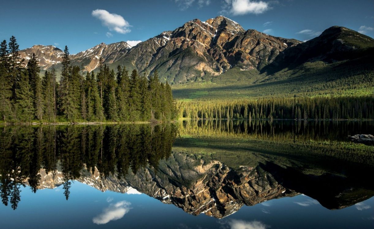 Grüne Wiese in Der Nähe Von See Und Berg. Wallpaper in 2605x1600 Resolution