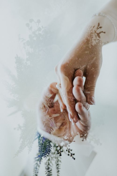 Person, Die Weißes Textil Mit Braunem Fleck Hält. Wallpaper in 3648x5472 Resolution