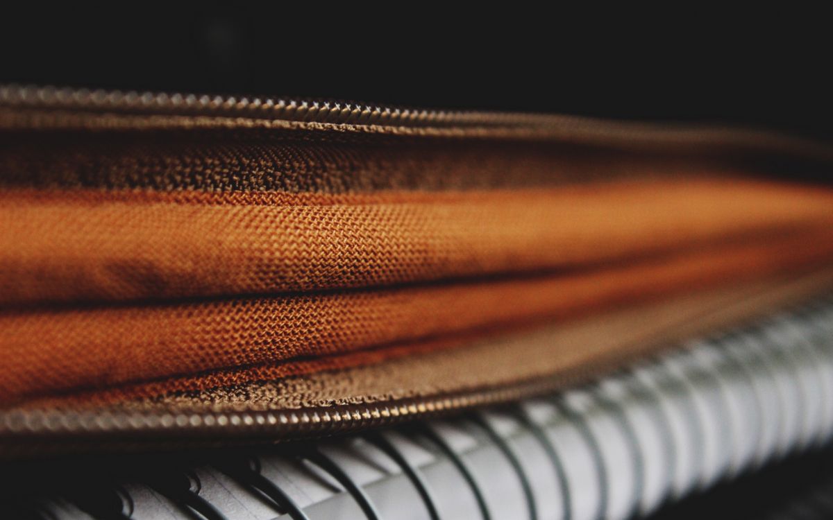 Bolso Con Cremallera de Cuero Marrón Sobre Piano Blanco y Negro. Wallpaper in 2560x1600 Resolution